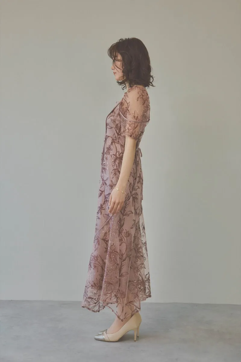 ピンクのカーブパネルエンブロイダリードレス