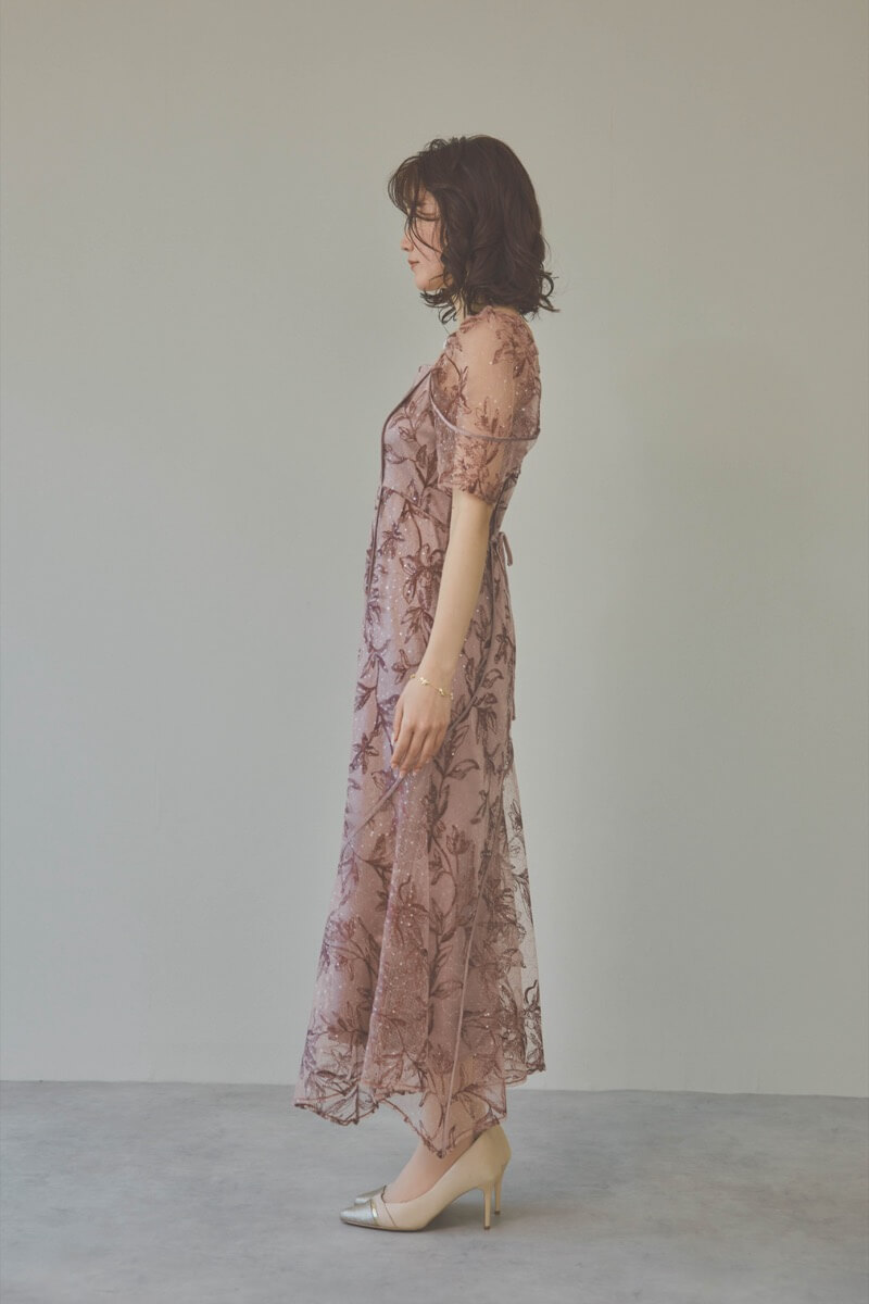 ピンクのカーブパネルエンブロイダリードレス
