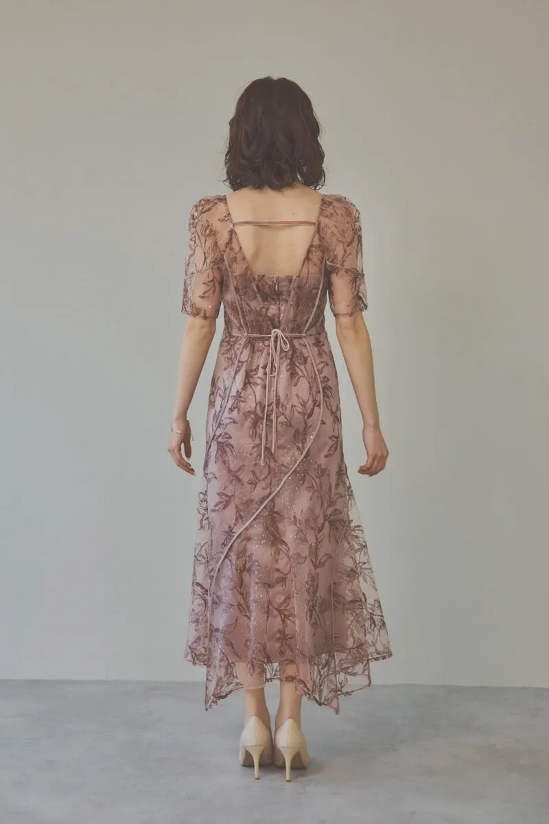 ピンクのカーブパネルエンブロイダリードレス