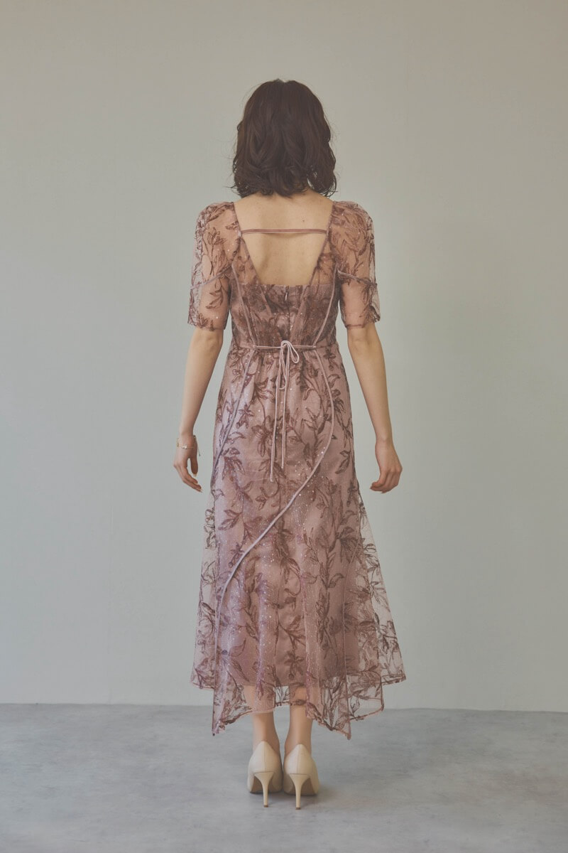 ピンクのカーブパネルエンブロイダリードレス