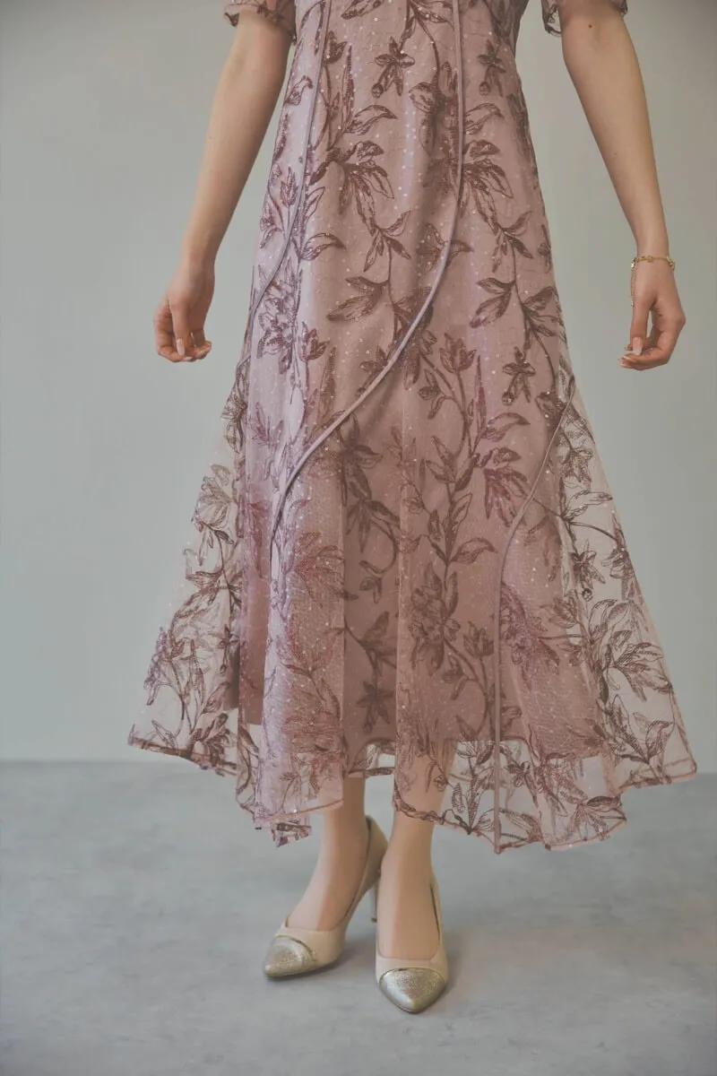 ピンクのカーブパネルエンブロイダリードレス