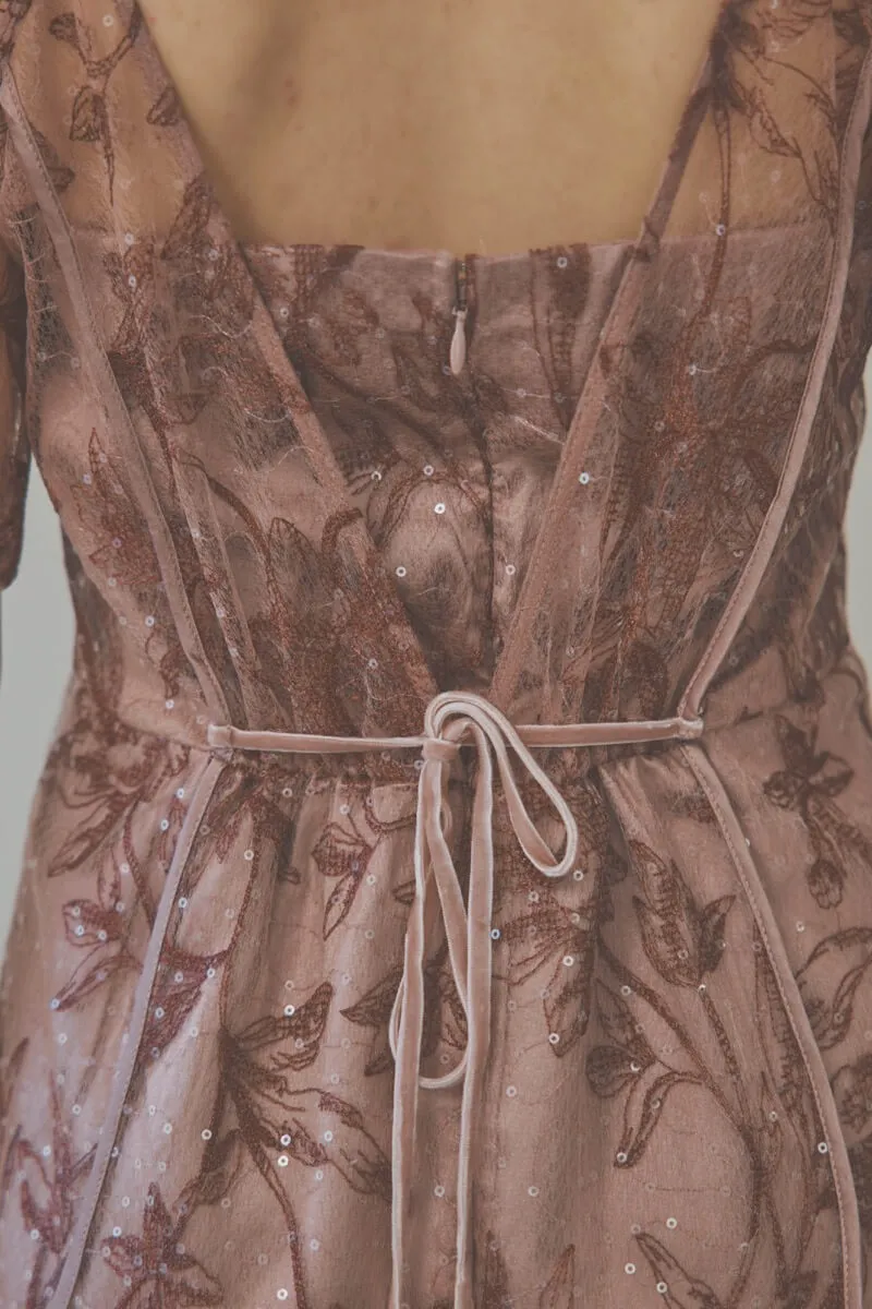 ピンクのカーブパネルエンブロイダリードレス