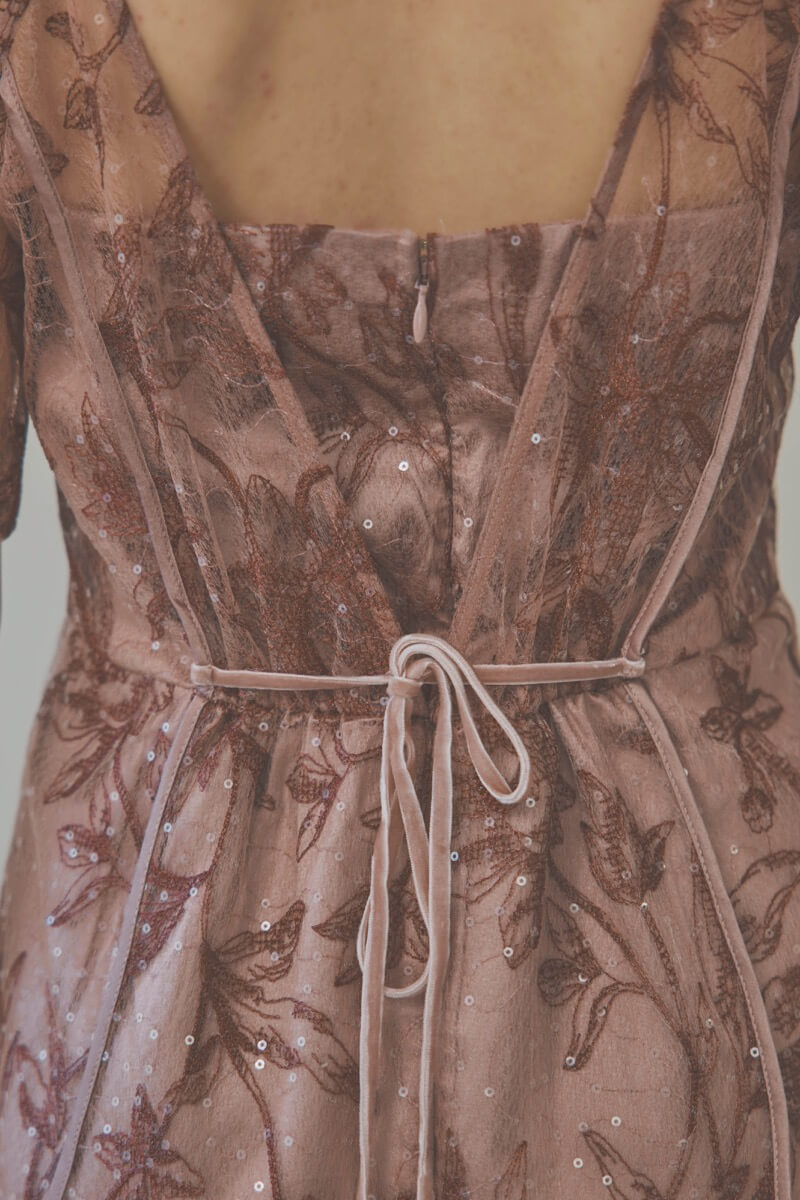 ピンクのカーブパネルエンブロイダリードレス