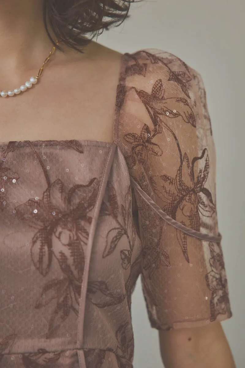 ピンクのカーブパネルエンブロイダリードレス