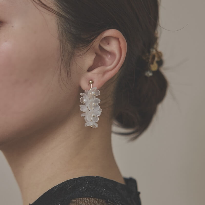 クリアミニフラワーのイヤリング(ゴールド)