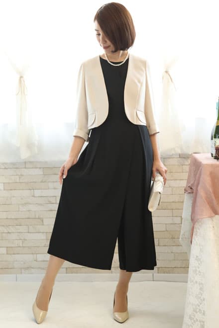 ベージュのノーカラーボレロ