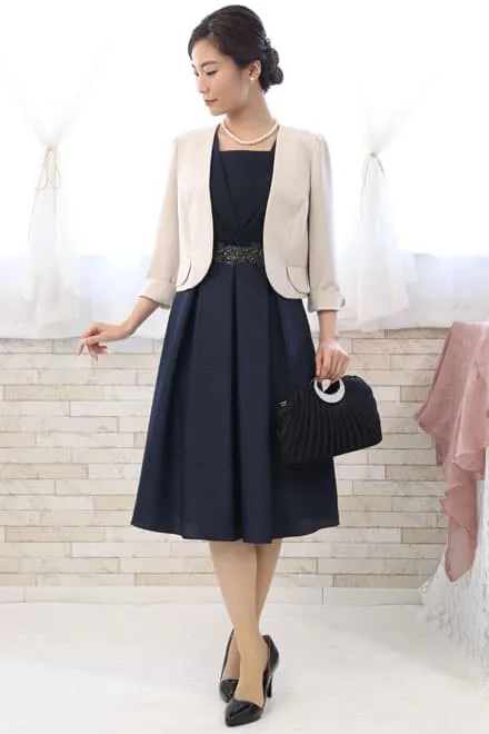 ベージュのノーカラーボレロ