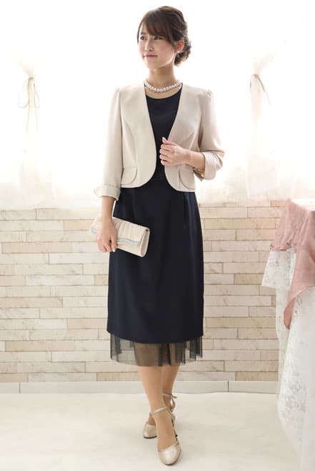 ベージュのノーカラーボレロ