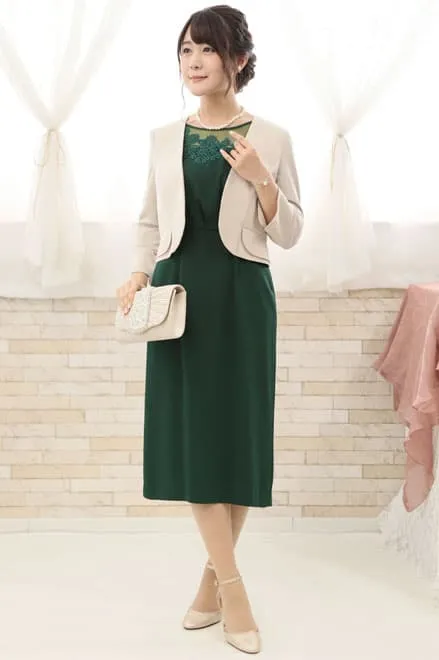 ベージュのノーカラーボレロ