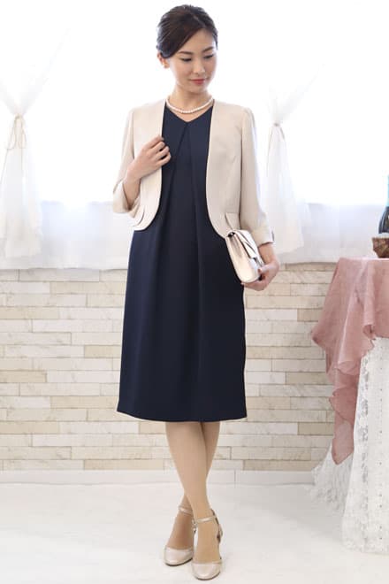 ベージュのノーカラーボレロ