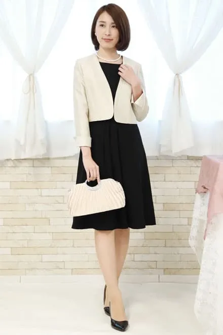 ベージュのシャンタン長袖ボレロ