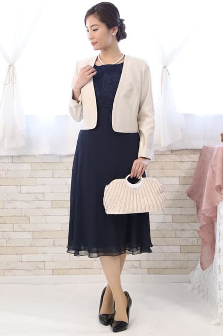 ベージュのシャンタン長袖ボレロ