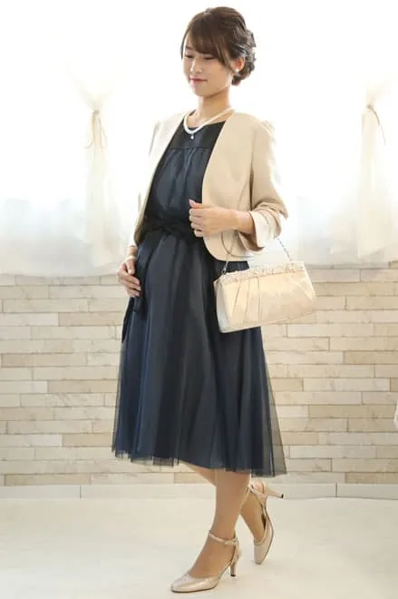 ベージュのパールとビジューのサテンバッグ