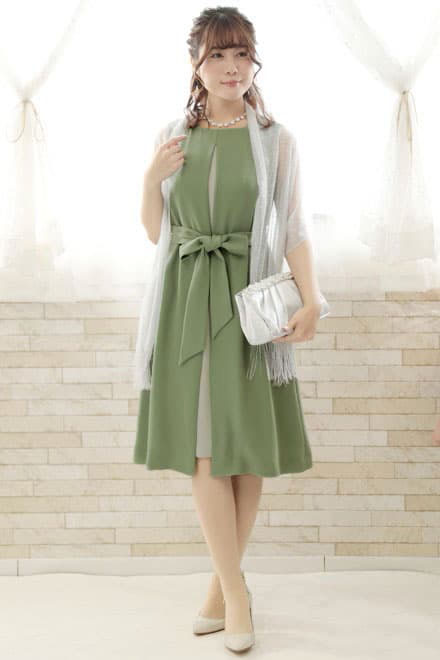 シルバーのパールとビジューのサテンバッグ