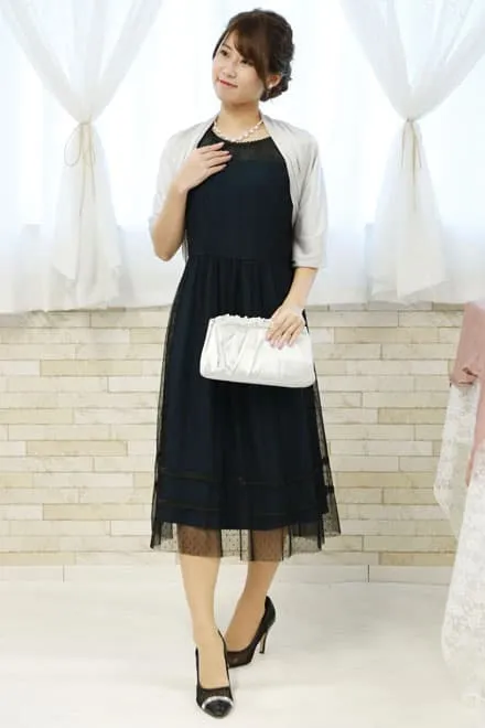 シルバーのパールとビジューのサテンバッグ