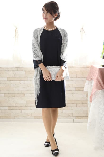 シルバーのパールとビジューのサテンバッグ