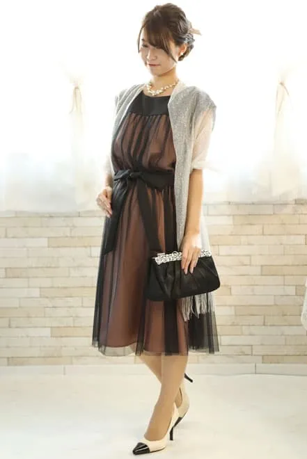 ブラックのパールとビジューのサテンバッグ