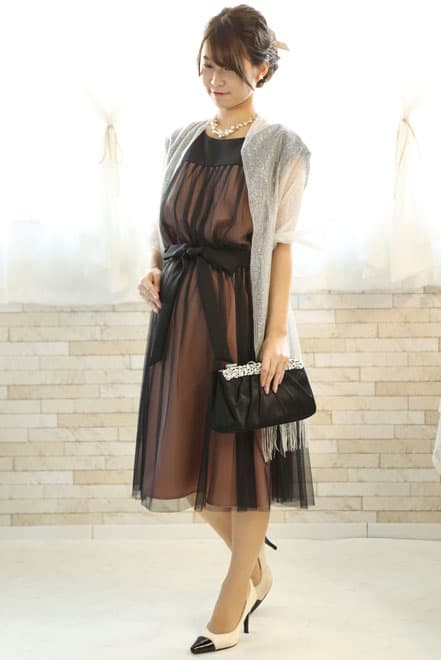 ブラックのパールとビジューのサテンバッグ