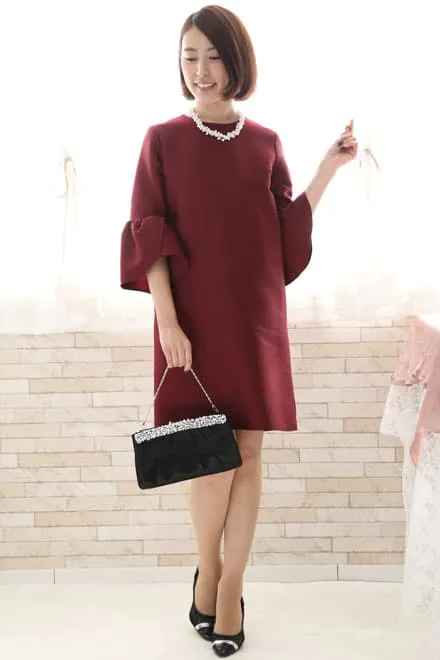 ブラックのパールとビジューのサテンバッグ