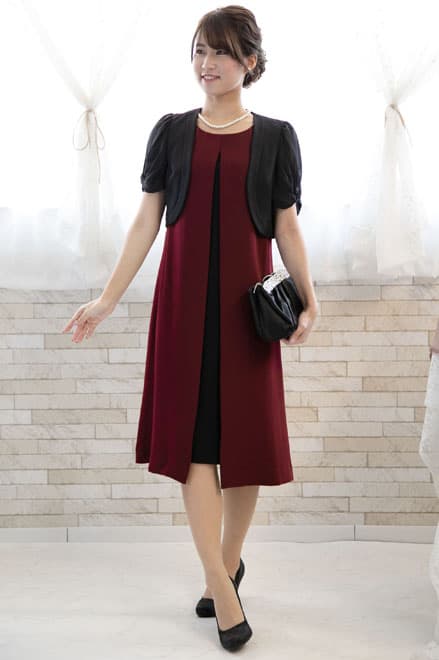 ブラックのパールとビジューのサテンバッグ