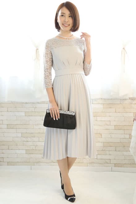 ブラックのパールとビジューのサテンバッグ