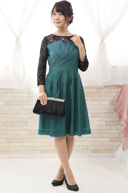 ブラックのパールとビジューのサテンバッグ