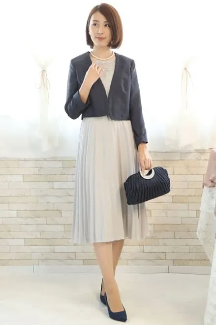 ネイビーのプリーツバッグ