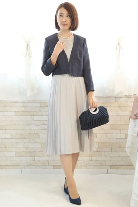 ネイビーのプリーツバッグ