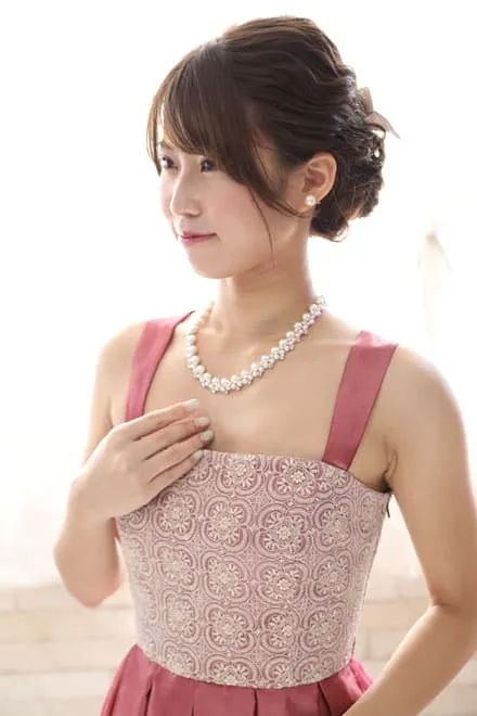 ホワイトパールとダイヤ調ストーンのネックレス