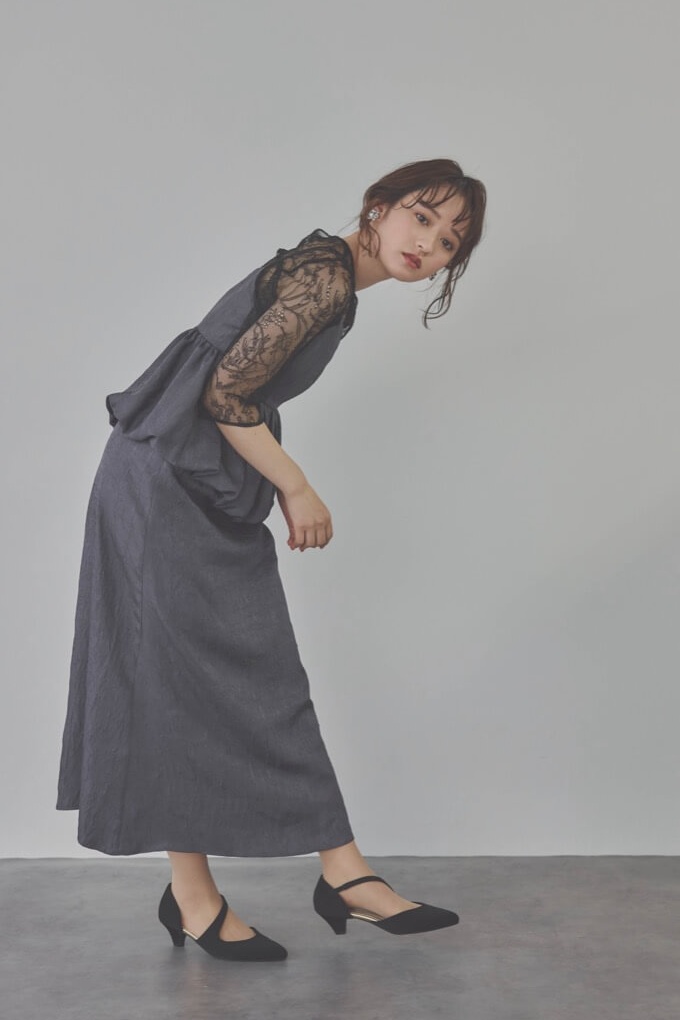 ネイビーのバルーンぺプラムセットアップドレス