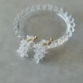 クリアミニフラワーのイヤリング(ゴールド)