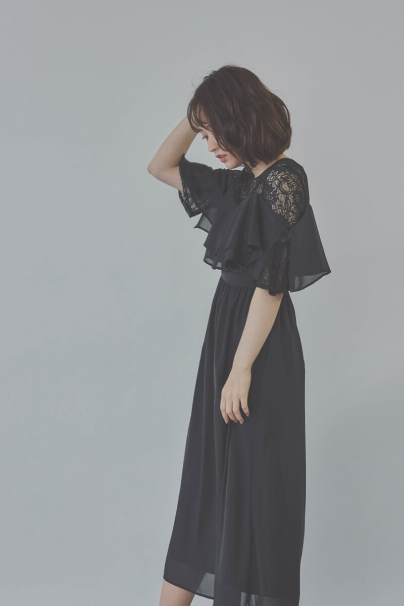 ブラックの2WAYスリーブティアードドレス