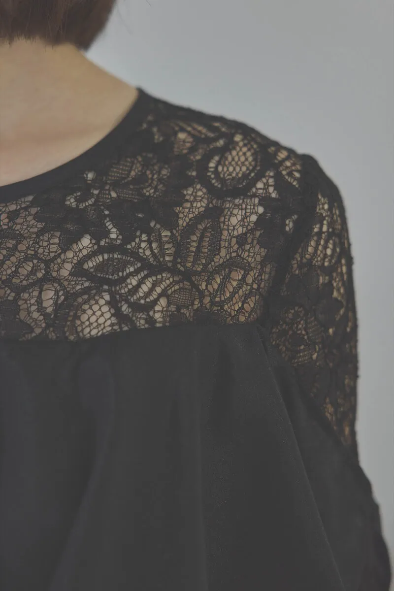 ブラックの2WAYスリーブティアードドレス