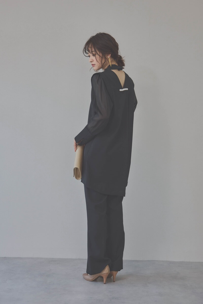 ブラックのバックパールセットアップパンツドレス