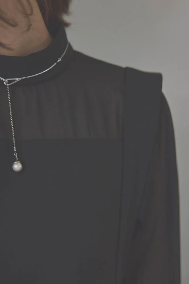 ブラックのバックパールセットアップパンツドレス