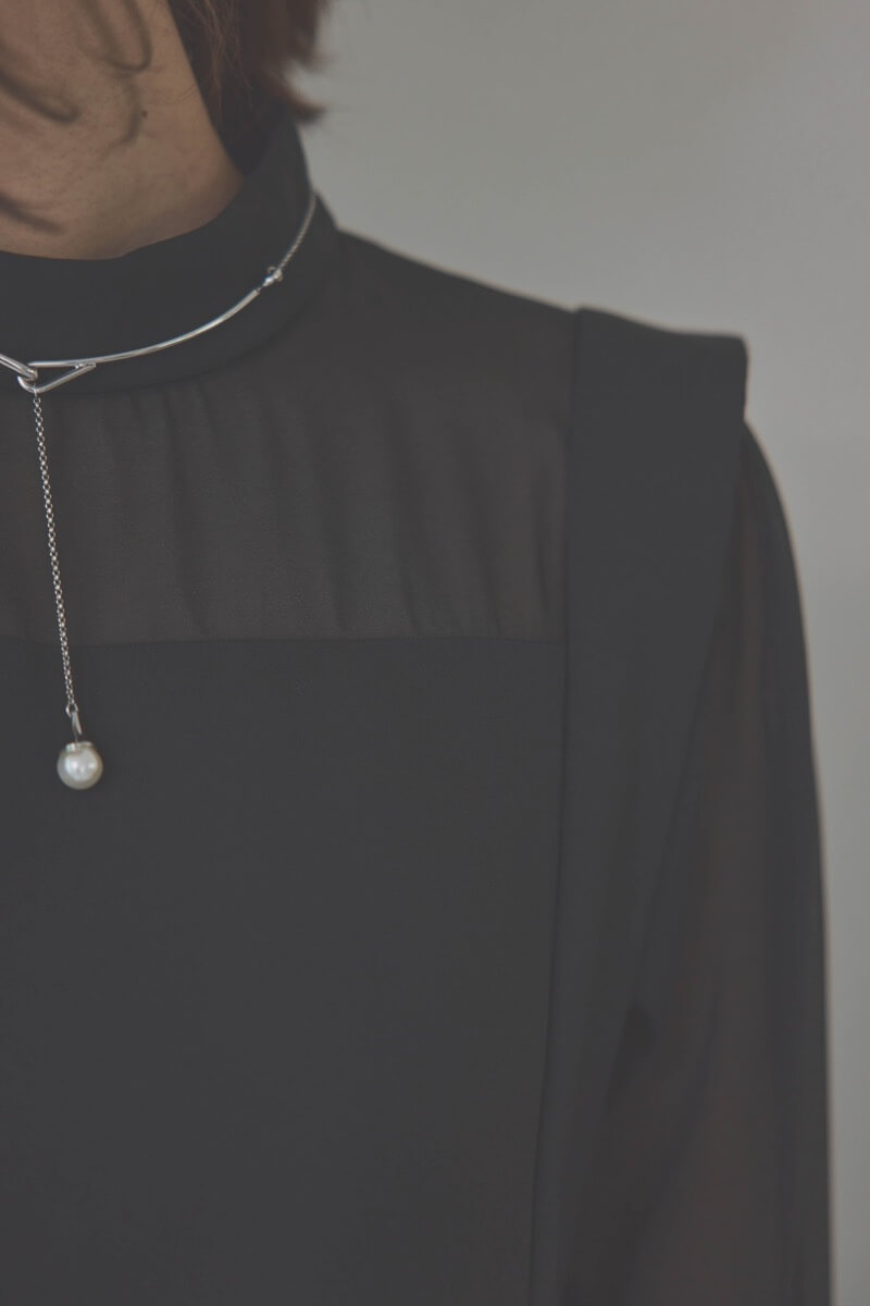 ブラックのバックパールセットアップパンツドレス