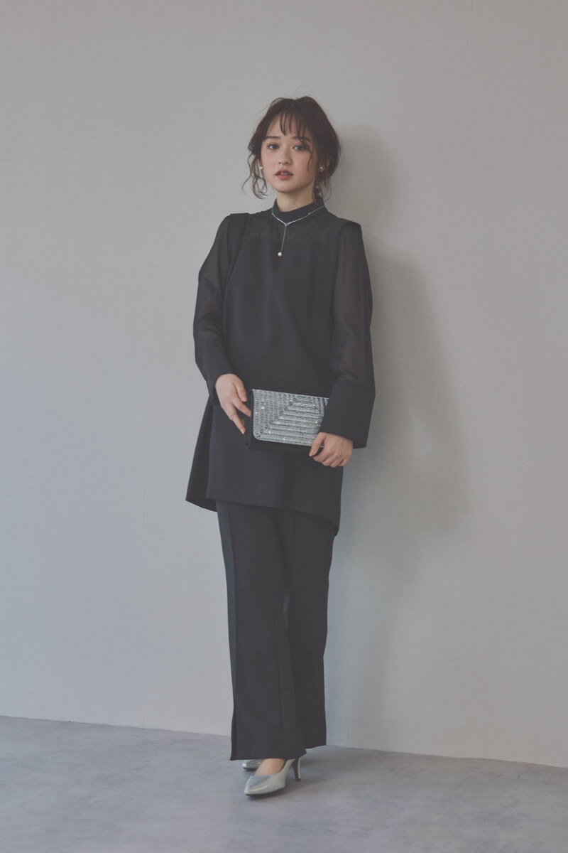 ブラックのバックパールセットアップパンツドレス