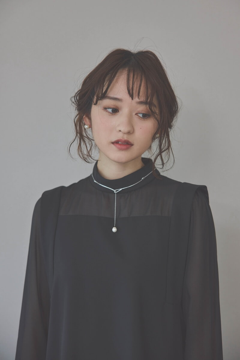 ブラックのバックパールセットアップパンツドレス