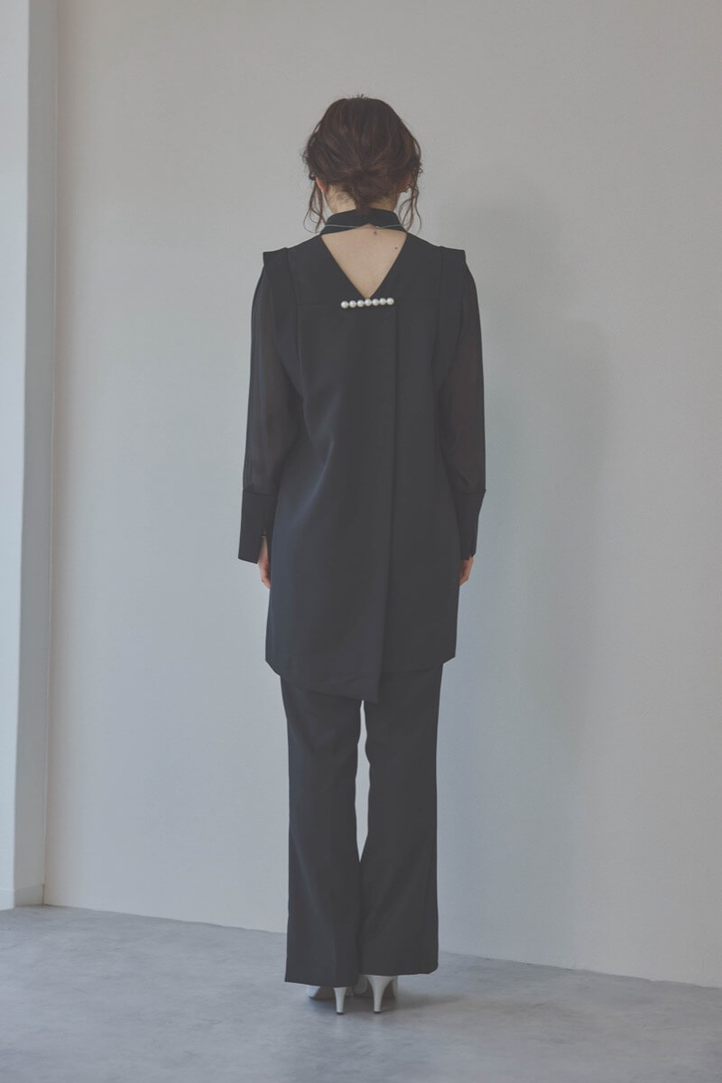 ブラックのバックパールセットアップパンツドレス