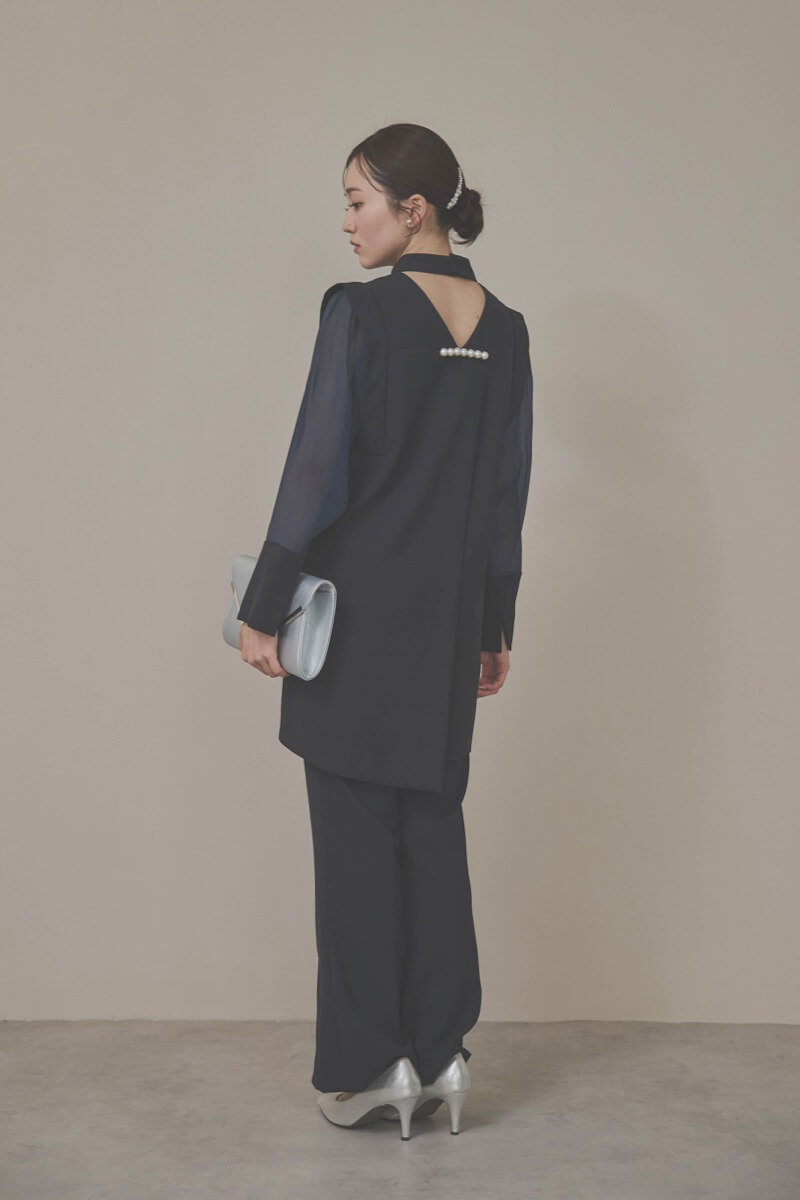 ネイビーのバックパールセットアップパンツドレス