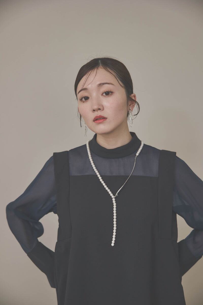 ネイビーのバックパールセットアップパンツドレス