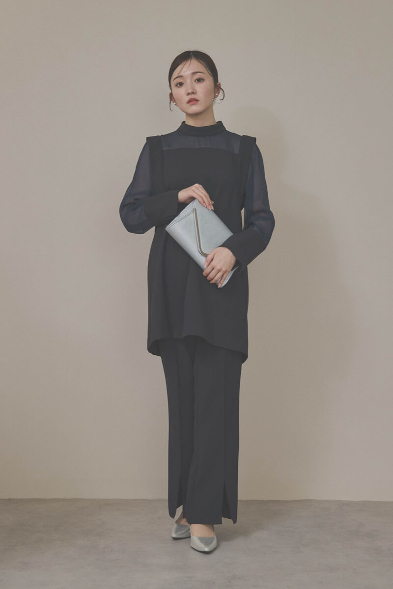 ネイビーのバックパールセットアップパンツドレス