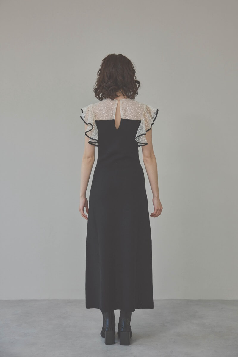 ブラックのニットドレス