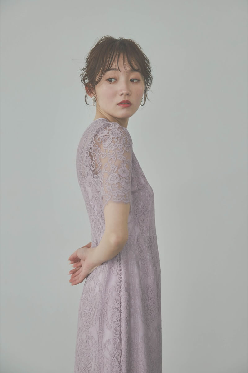 ピンクのファインレースドレス