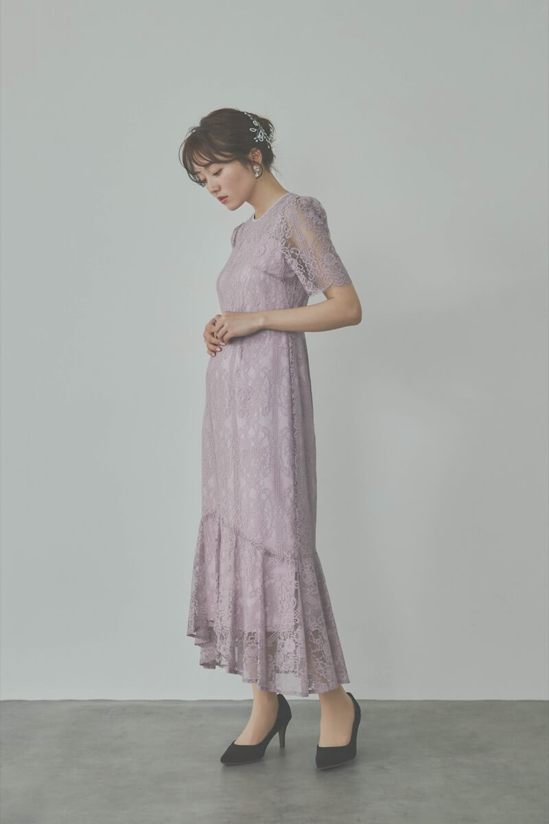 ピンクのファインレースドレス