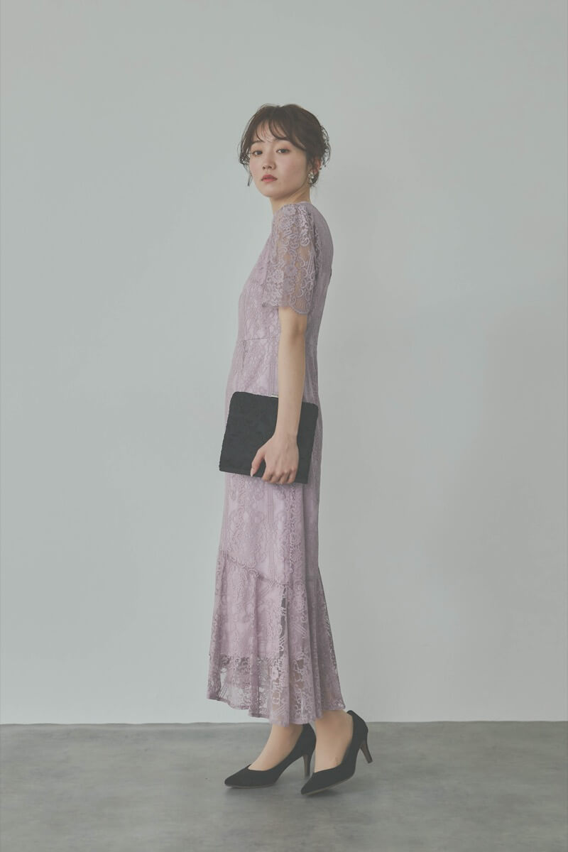 ピンクのファインレースドレス