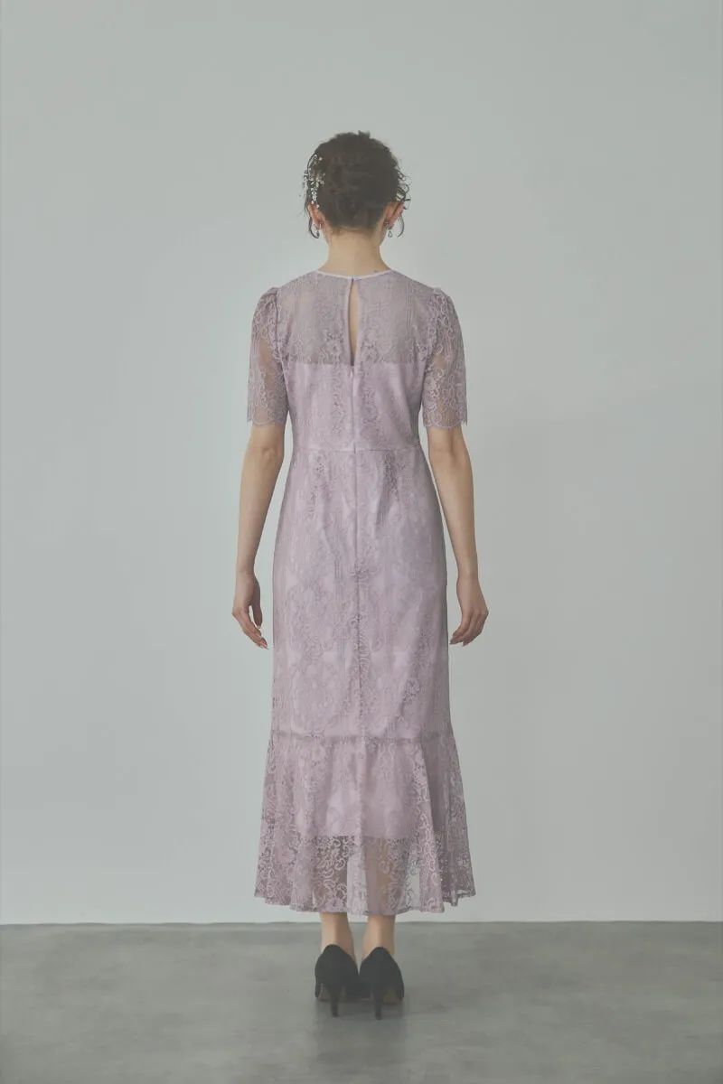 ピンクのファインレースドレス