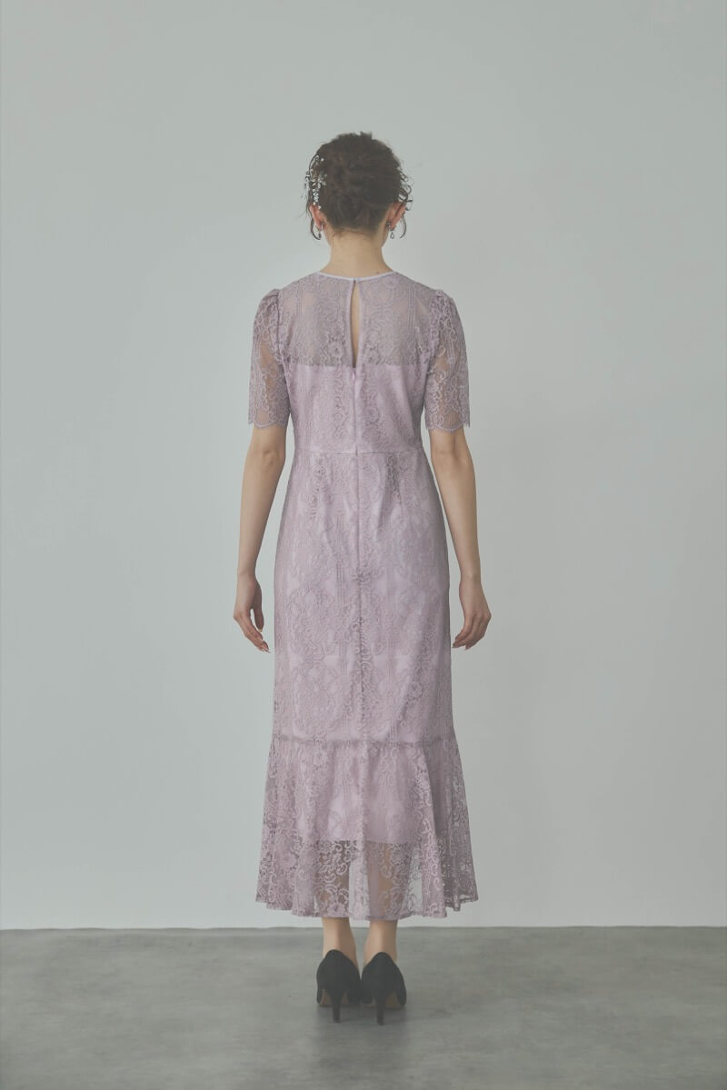 ピンクのファインレースドレス