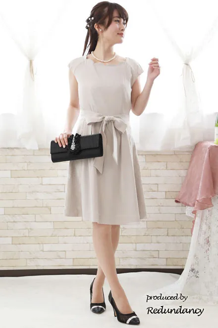 ライトグレーのスカラップ襟レースドレス