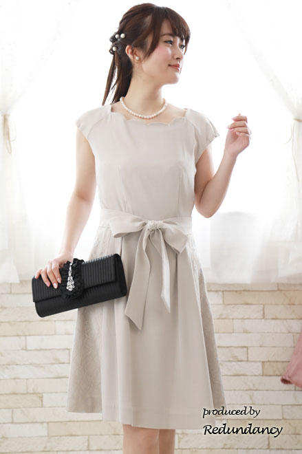 ライトグレーのスカラップ襟レースドレス